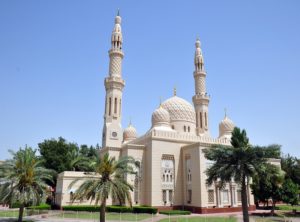 jumerah mosque dubai by Tripjohn